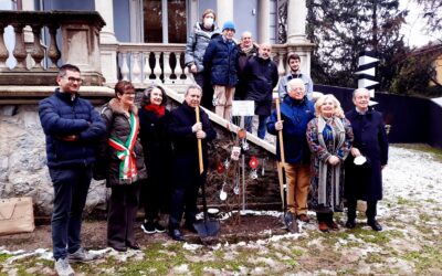 Piantumazione del melograno nella Fondazione Marcello Morandini