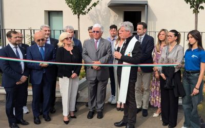 Largo Flaiano si illumina di bellezza: inaugurato Il Faro di Fondazione Giacomo Ascoli a Varese